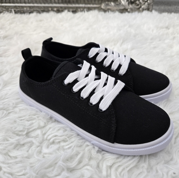 FabKids Lace Up Sneakers Solid Canvas Black. Size 3. New. - Picture 3 of 6